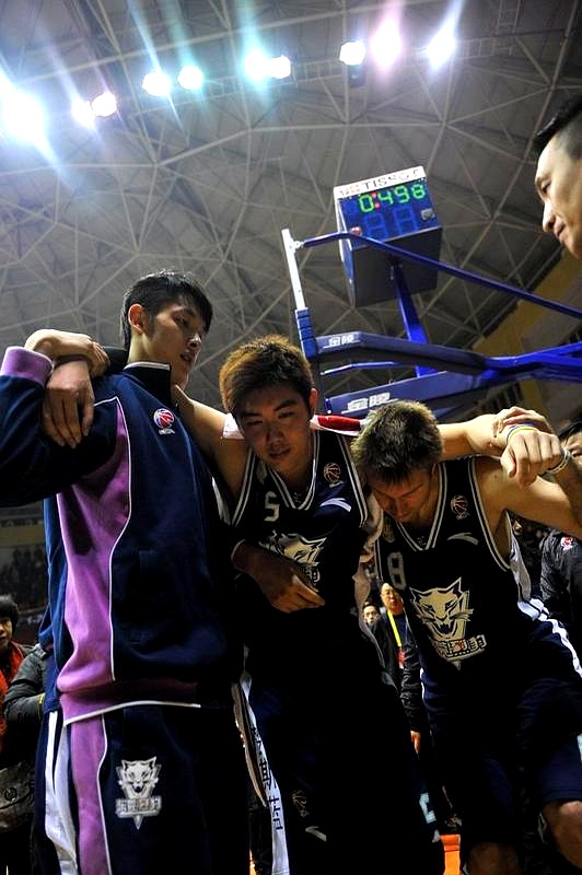 篮球名将转会大事件，球队阵容迎来新的挑战的简单介绍